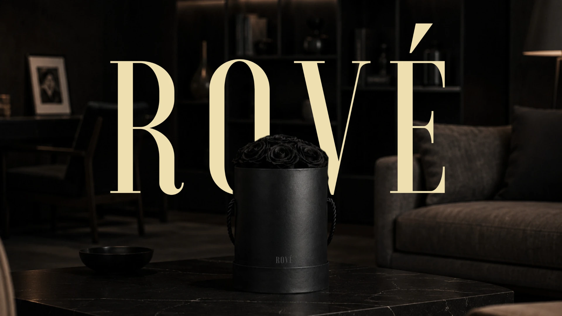 Czarny flower box ROVÉ w eleganckim wnętrzu